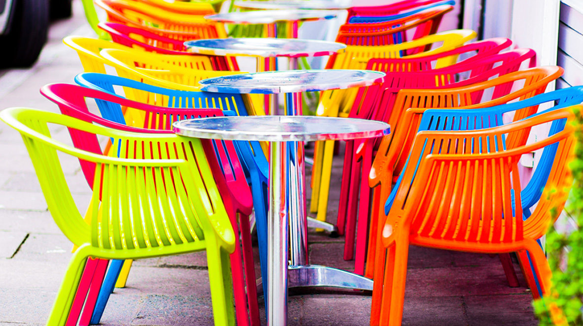 Chaises de jardin en plastique : colorées et économiques